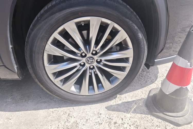 Used Toyota Highlander 2022 380T 4x4 Luxury Edition 7 Seats Right Front Wheel Hub