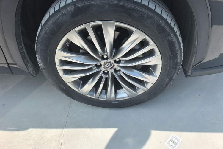Used Toyota Highlander 2022 380T 4x4 Luxury Edition 7 Seats Right Front Wheel Hub