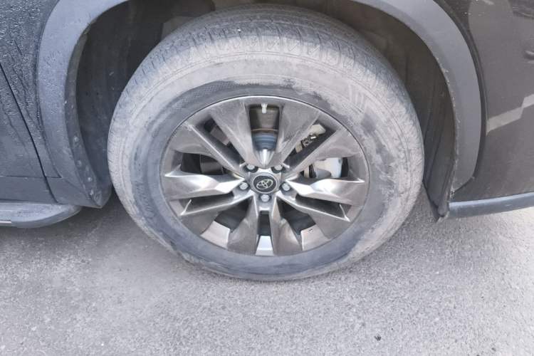Used Toyota Highlander 2022 Dual-Engine 2.5L 4x4 Elite Edition 7-Seater Right Front Wheel Hub
