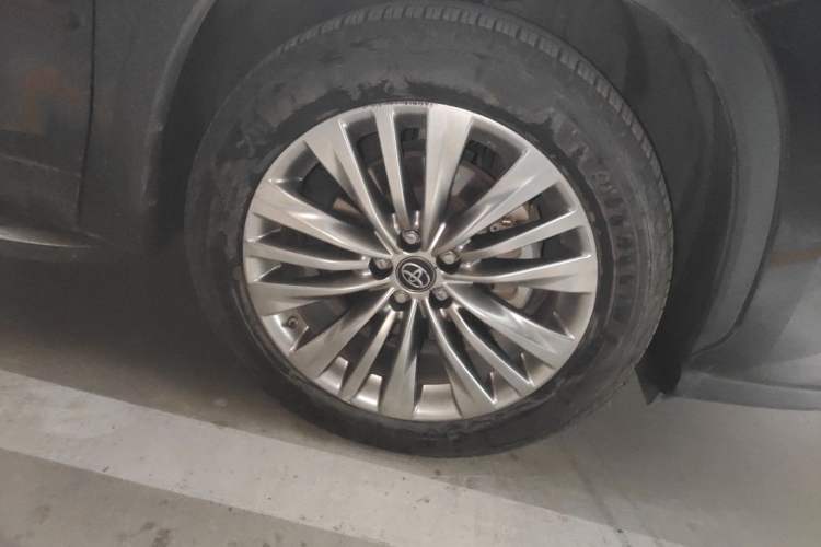 Used Toyota Highlander 2022 Dual-Engine 2.5L Four-Wheel Drive Supreme Edition 7-Seater Right Front Wheel Hub