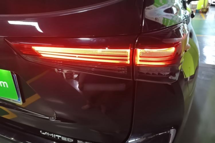 Used Toyota Highlander 2022 Dual-Engine 2.5L Four-Wheel Drive Supreme Edition 7-Seater Right Rear Taillight
