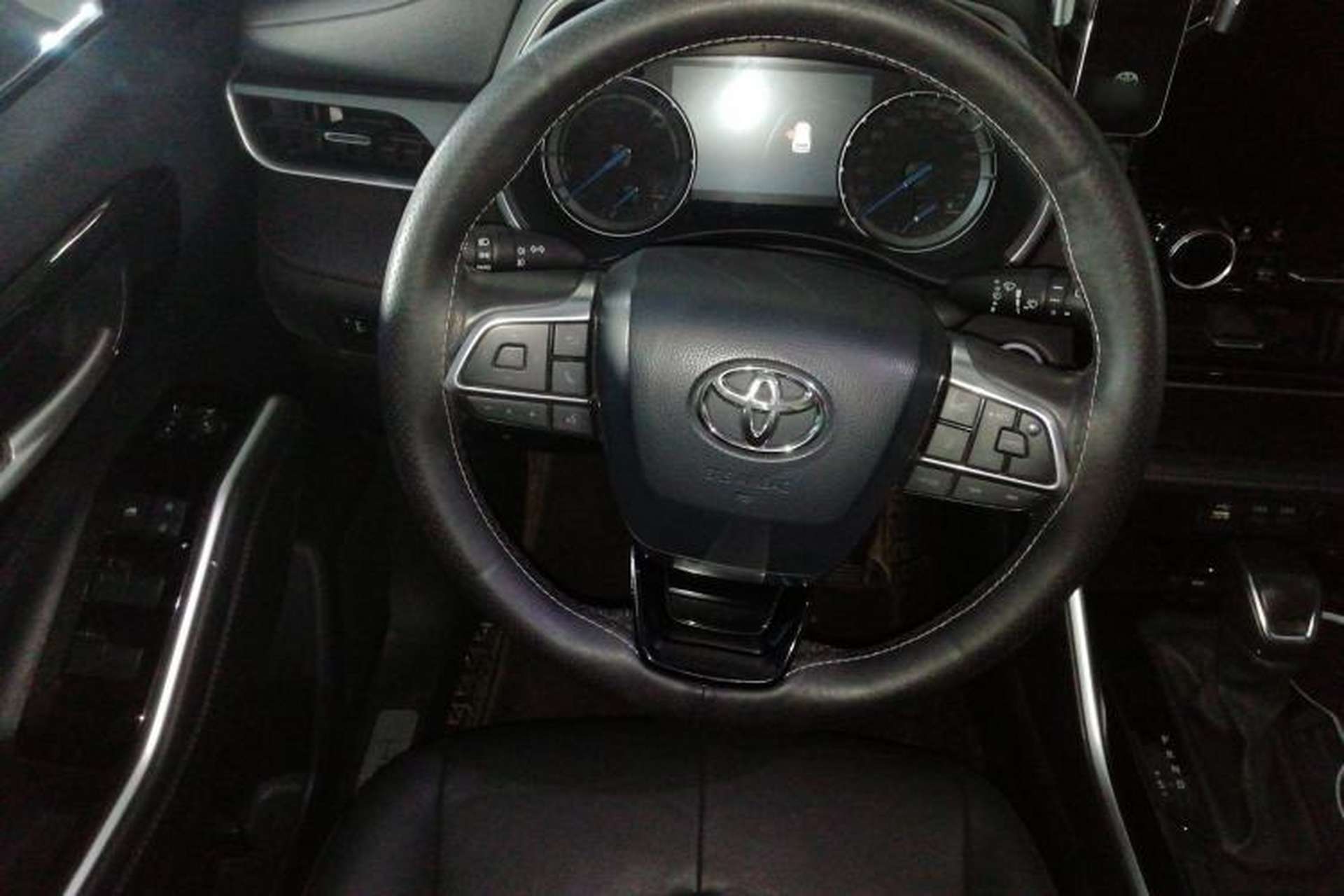 Used Toyota Highlander 2022 Dual-Engine 2.5L Four-Wheel Drive Prestige Version 7 Seats Steering Wheel