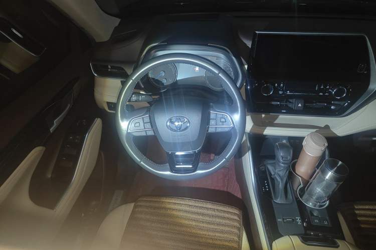 Used Toyota Highlander 2022 Dual-Engine 2.5L Four-Wheel Drive Prestige Version 7 Seats Steering Wheel