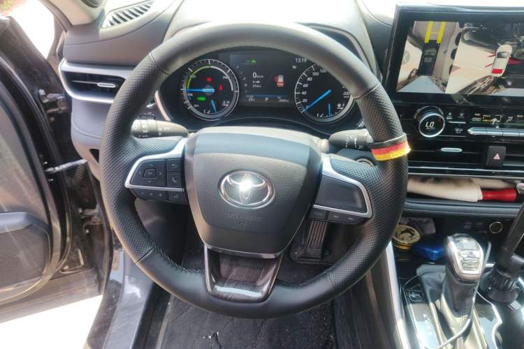 Used Toyota Highlander 2022 Dual-Engine 2.5L 4x4 Elite Edition 7-Seater Steering Wheel