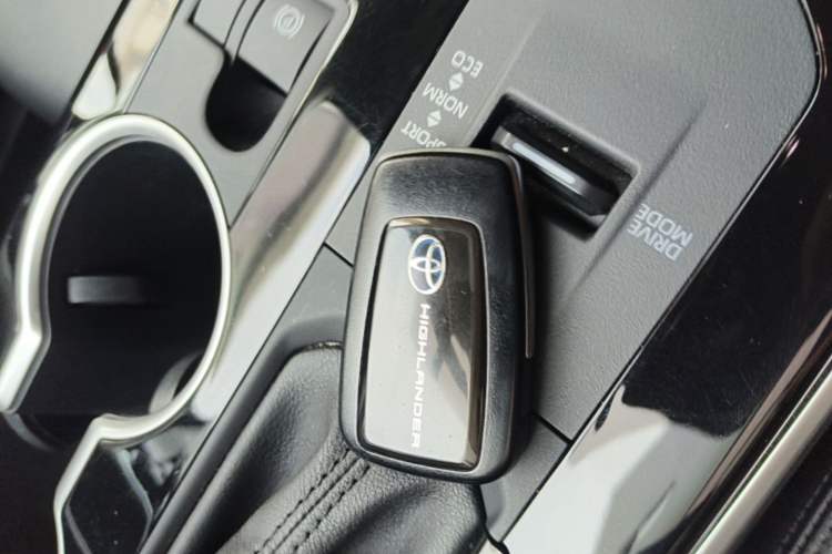 Used Toyota Highlander 2022 Dual-Engine 2.5L Two-Wheel Drive Elite Edition 5 Seats Vehicle Key