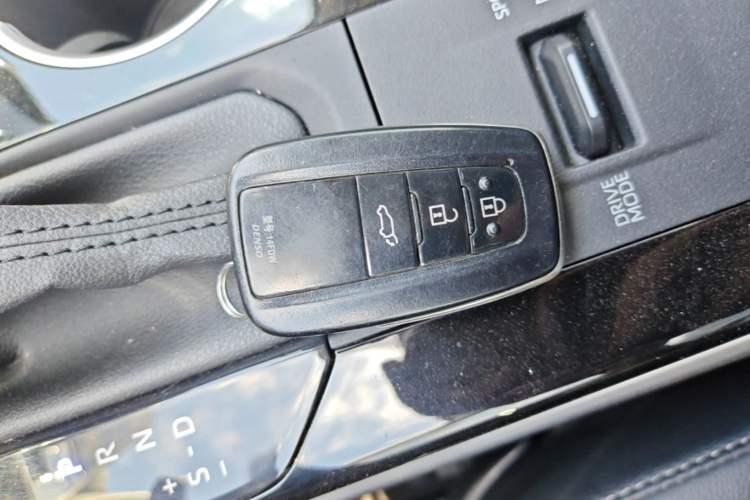 Used Toyota Highlander 2022 Dual-Engine 2.5L Four-Wheel Drive Prestige Version 7 Seats Vehicle Key
