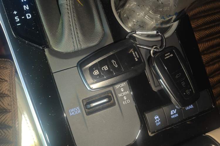 Used Toyota Highlander 2022 Dual-Engine 2.5L Four-Wheel Drive Prestige Version 7 Seats Vehicle Key