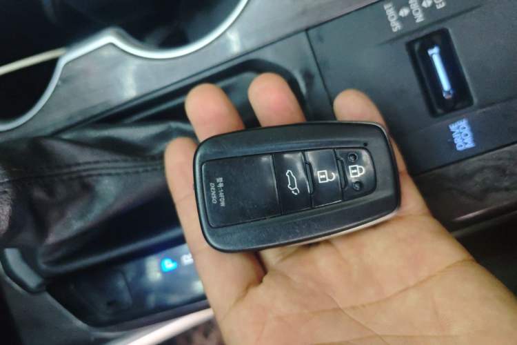 Used Toyota Highlander 2022 Dual-Engine 2.5L Four-Wheel Drive Prestige Version 7 Seats Vehicle Key