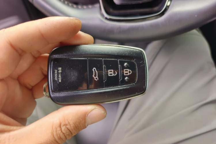 Used Toyota Highlander 2022 Dual-Engine 2.5L Four-Wheel Drive Prestige Version 7 Seats Vehicle Key