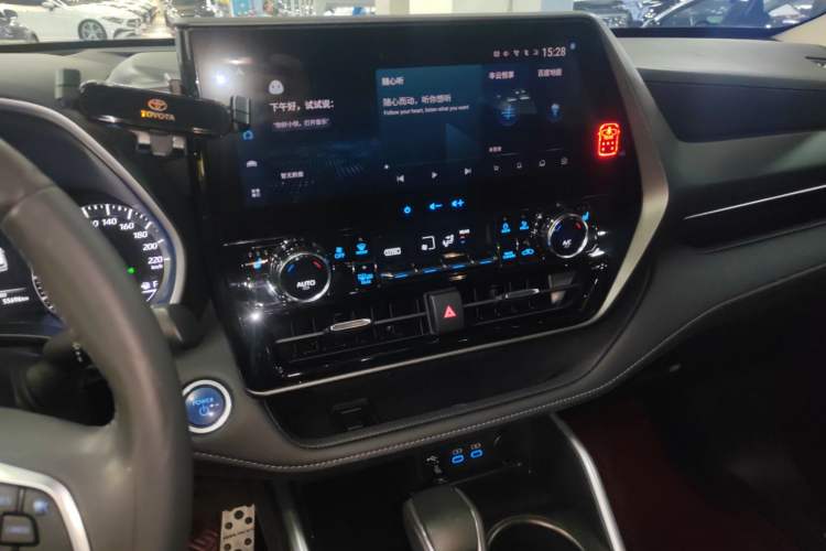 Used Toyota Highlander 2022 Dual-Engine 2.5L Four-Wheel Drive Prestige Version 7 Seats Audio And AC Panel