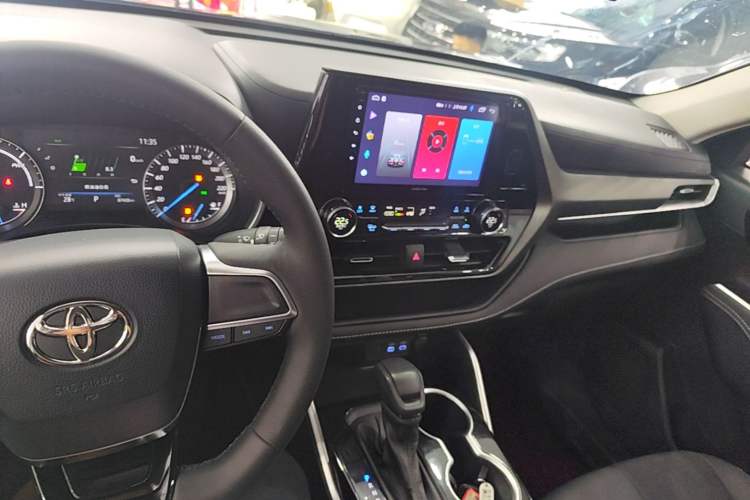 Used Toyota Highlander 2022 Dual-Engine 2.5L 4x4 Elite Edition 7-Seater Center Console