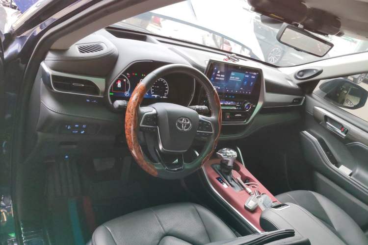 Used Toyota Highlander 2022 Dual-Engine 2.5L Four-Wheel Drive Supreme Edition 7-Seater Center Console
