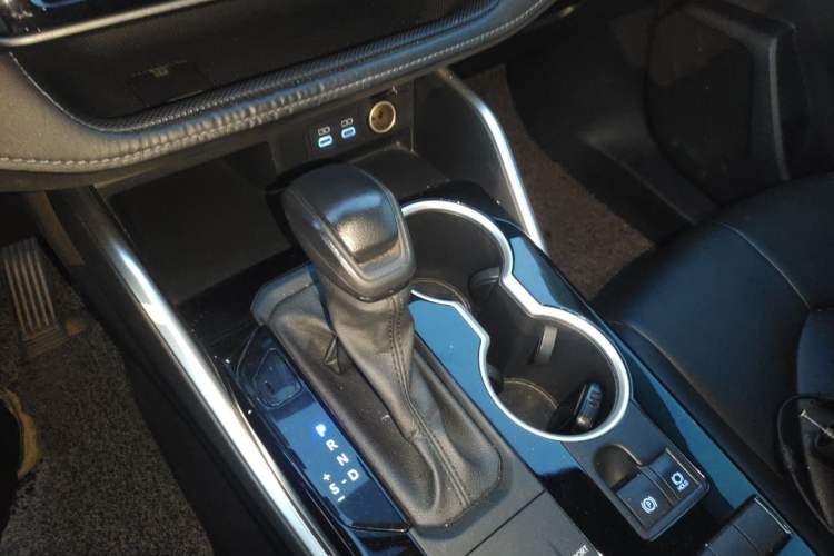 Used Toyota Highlander 2022 Dual-Engine 2.5L Two-Wheel Drive Elite Edition 5 Seats Gear Lever