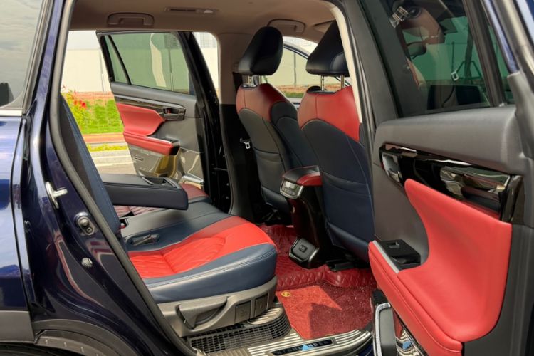 Used Toyota Highlander 2022 Dual-Engine 2.5L 4x4 Elite Edition 7-Seater Interior 4
