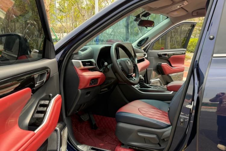 Used Toyota Highlander 2022 Dual-Engine 2.5L 4x4 Elite Edition 7-Seater Interior 5