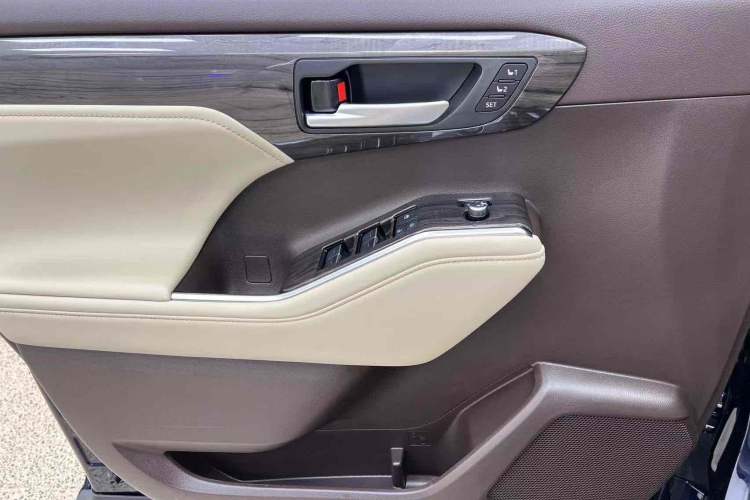Used Toyota Highlander 2022 Dual-Engine 2.5L Four-Wheel Drive Supreme Edition 7-Seater Interior 9