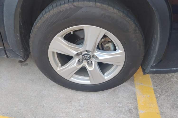 Used Toyota Highlander 2022 Dual-Engine 2.5L Two-Wheel Drive Elite Edition 5 Seats Right Front Wheel Hub