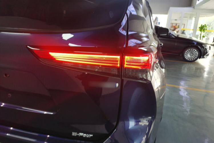 Used Toyota Highlander 2022 Dual-Engine 2.5L Four-Wheel Drive Prestige Version 7 Seats Right Rear Taillight