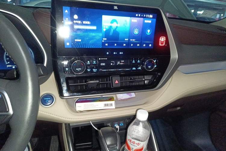 Used Toyota Highlander 2022 Dual-Engine 2.5L Two-Wheel Drive Prestige Edition 7-Seater Audio And AC Panel