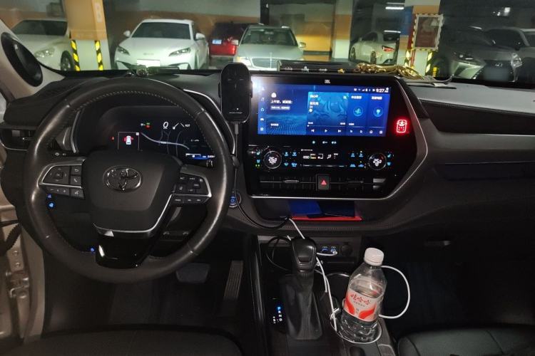 Used Toyota Highlander 2022 Dual-Engine 2.5L Four-Wheel Drive Supreme Edition 7-Seater Center Console