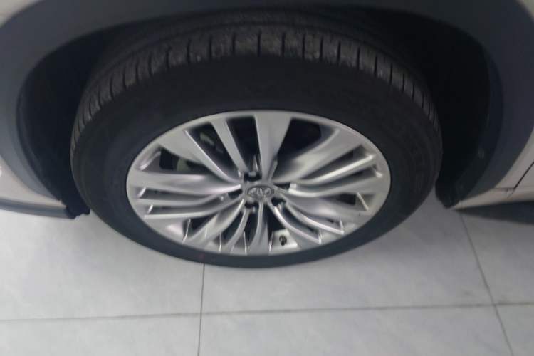 Used Toyota Highlander 2022 Dual-Engine 2.5L Four-Wheel Drive Prestige Version 7 Seats Left Front Wheel Hub