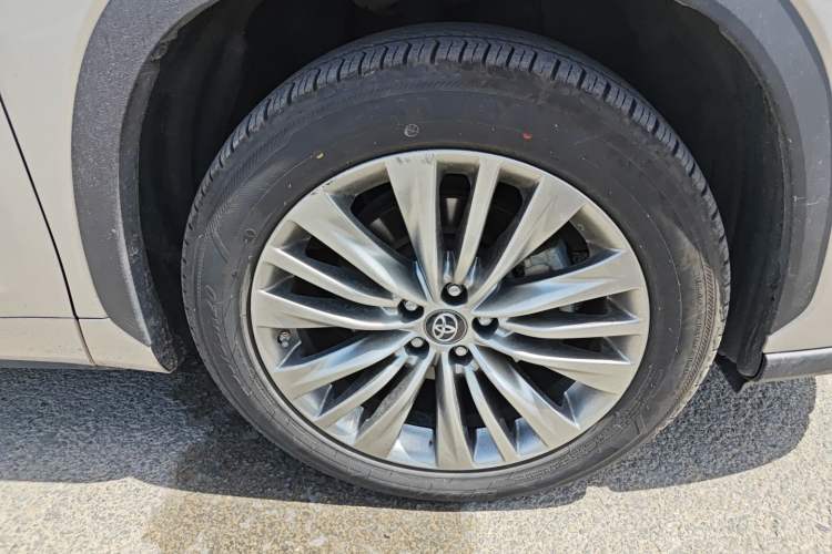 Used Toyota Highlander 2022 Dual-Engine 2.5L Four-Wheel Drive Prestige Version 7 Seats Right Front Wheel Hub