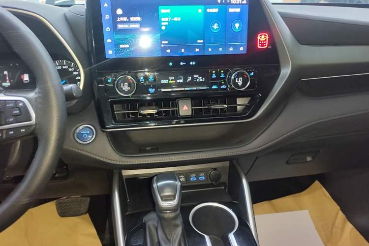 Used Toyota Highlander 2022 Dual-Engine 2.5L Four-Wheel Drive Prestige Version 7 Seats Audio And AC Panel