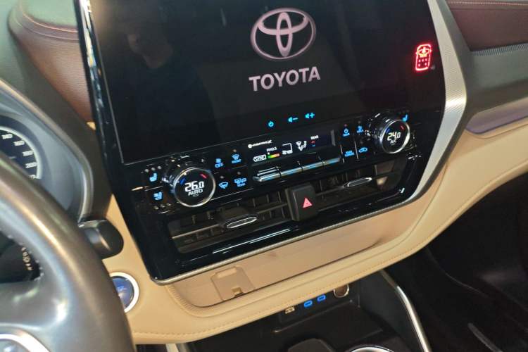 Used Toyota Highlander 2022 Dual-Engine 2.5L Four-Wheel Drive Supreme Edition 7-Seater Audio And AC Panel