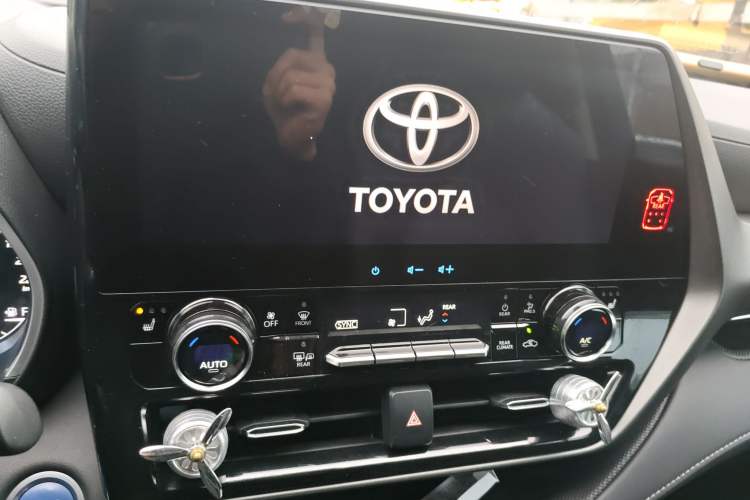 Used Toyota Highlander 2022 Dual-Engine 2.5L Four-Wheel Drive Prestige Version 7 Seats Audio And AC Panel