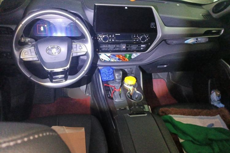 Used Toyota Highlander 2022 Dual-Engine 2.5L Four-Wheel Drive Supreme Edition 7-Seater Center Console
