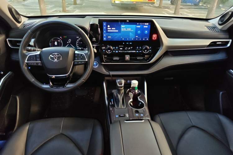 Used Toyota Highlander 2022 Dual-Engine 2.5L Four-Wheel Drive Supreme Edition 7-Seater Center Console