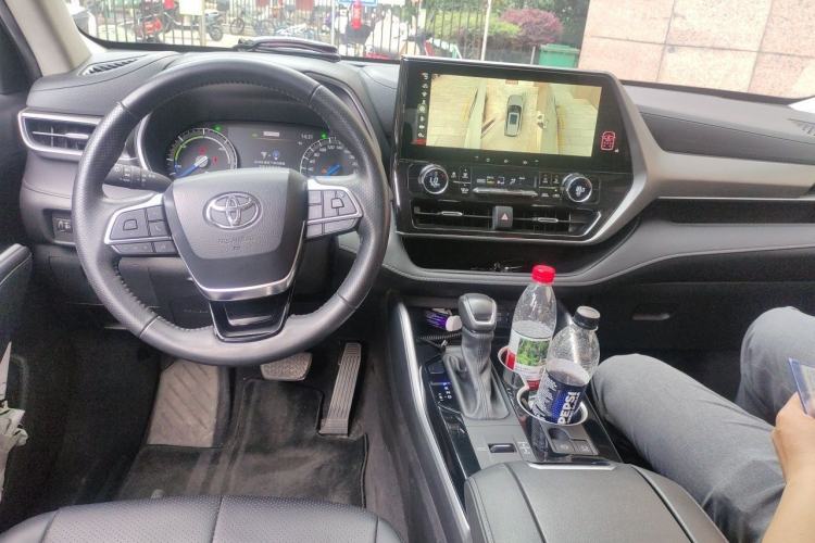 Used Toyota Highlander 2022 Dual-Engine 2.5L 4x4 Elite Edition 7-Seater Center Console