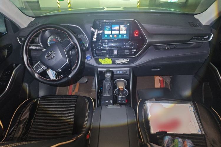 Used Toyota Highlander 2022 Dual-Engine 2.5L 4x4 Elite Edition 7-Seater Center Console