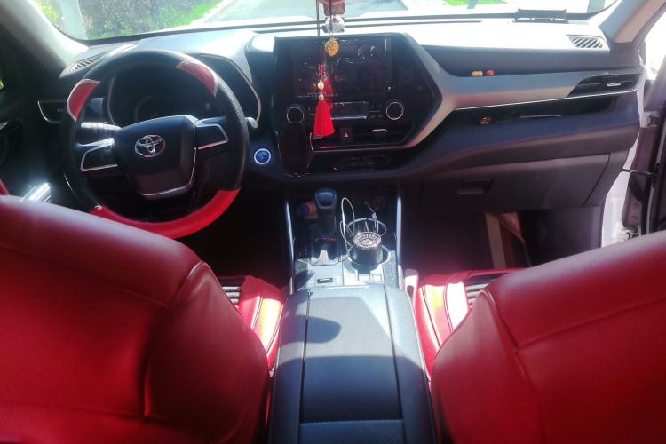 Used Toyota Highlander 2022 Dual-Engine 2.5L 4x4 Elite Edition 7-Seater Center Console
