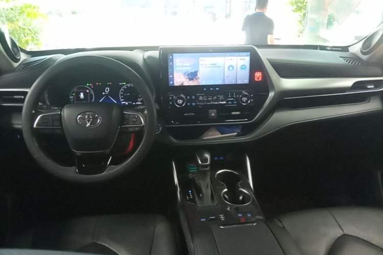 Used Toyota Highlander 2022 Dual-Engine 2.5L Four-Wheel Drive Supreme Edition 7-Seater Center Console