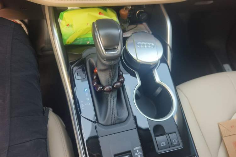 Used Toyota Highlander 2022 Dual-Engine 2.5L Four-Wheel Drive Prestige Version 7 Seats Gear Lever