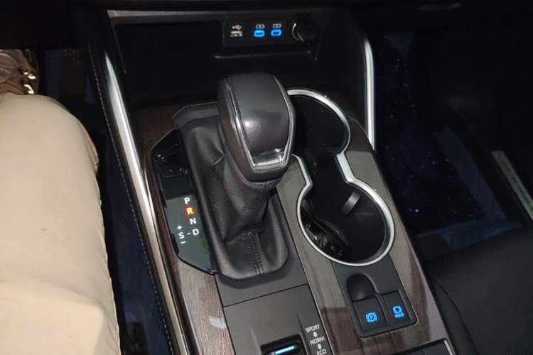 Used Toyota Highlander 2022 Dual-Engine 2.5L Four-Wheel Drive Prestige Version 7 Seats Gear Lever