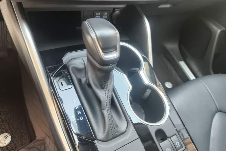 Used Toyota Highlander 2022 Dual-Engine 2.5L Four-Wheel Drive Luxury Edition 7 Seats Gear Lever