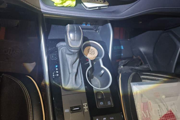 Used Toyota Highlander 2022 Dual-Engine 2.5L 4x4 Elite Edition 7-Seater Gear Lever
