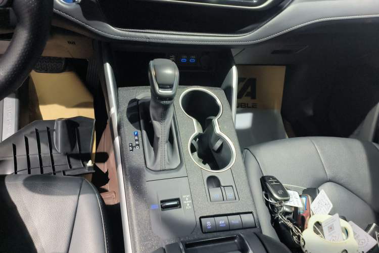 Used Toyota Highlander 2022 Dual-Engine 2.5L Four-Wheel Drive Prestige Version 7 Seats Gear Lever