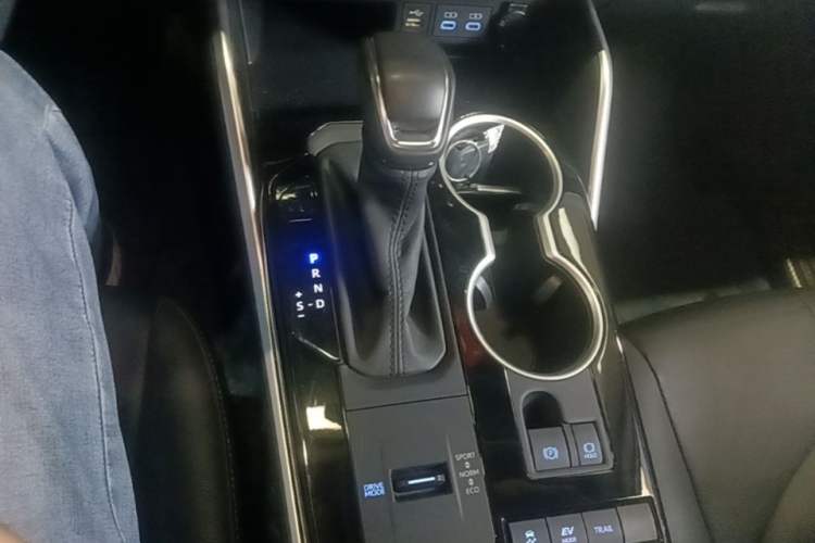 Used Toyota Highlander 2022 Dual-Engine 2.5L Four-Wheel Drive Prestige Version 7 Seats Gear Lever