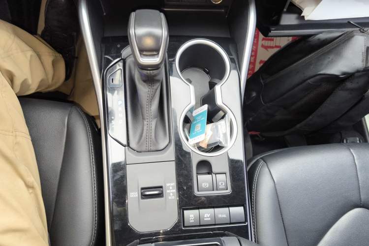 Used Toyota Highlander 2022 Dual-Engine 2.5L Four-Wheel Drive Prestige Version 7 Seats Gear Lever