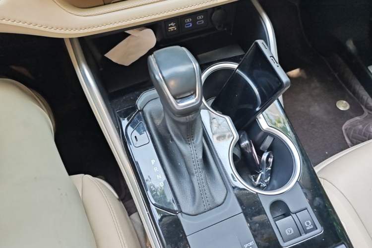 Used Toyota Highlander 2022 Dual-Engine 2.5L Four-Wheel Drive Prestige Version 7 Seats Gear Lever