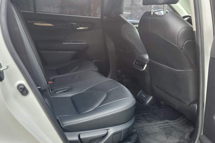 Used Toyota Highlander 2022 Dual-Engine 2.5L Four-Wheel Drive Prestige Version 7 Seats Interior 3