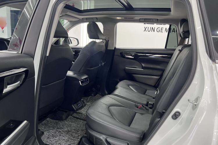 Used Toyota Highlander 2022 Dual-Engine 2.5L Four-Wheel Drive Prestige Version 7 Seats Interior 4