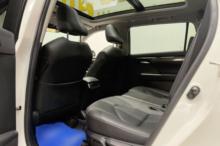 Used Toyota Highlander 2022 Dual-Engine 2.5L Four-Wheel Drive Prestige Version 7 Seats Interior 4