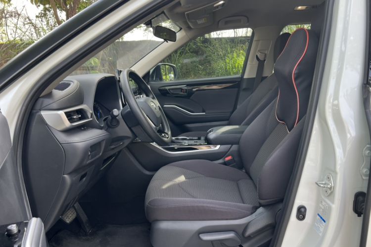 Used Toyota Highlander 2022 Dual-Engine 2.5L 4x4 Elite Edition 7-Seater Interior 4