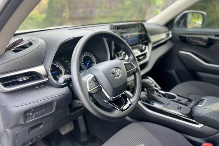 Used Toyota Highlander 2022 Dual-Engine 2.5L 4x4 Elite Edition 7-Seater Interior 5
