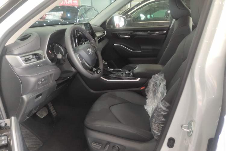 Used Toyota Highlander 2022 380T 4x4 Luxury Edition 7 Seats Left Front Seat