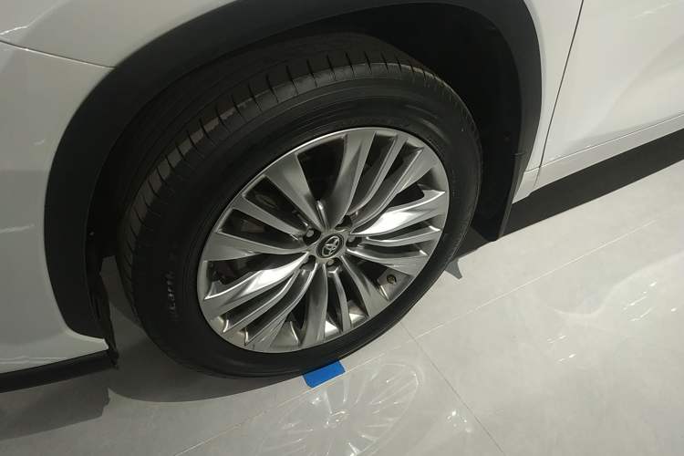 Used Toyota Highlander 2022 Dual-Engine 2.5L Four-Wheel Drive Prestige Version 7 Seats Left Front Wheel Hub